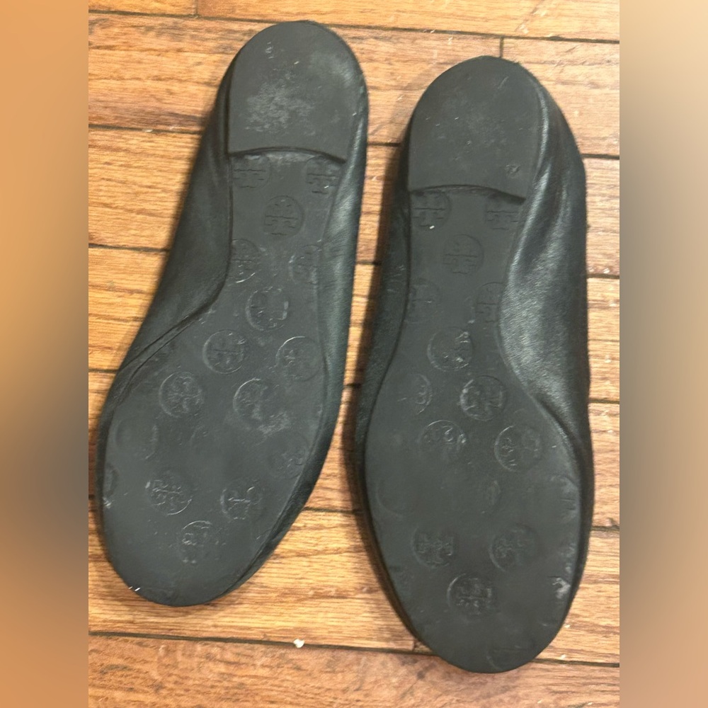 Tory Burch Black Leather Flats with Silver Logo size 9 - Picture 3 of 6